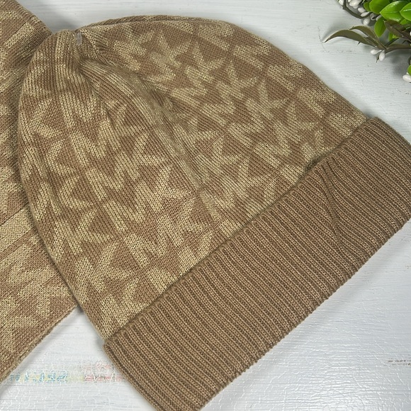 Michael Kors Tan Knit Hat and Scarf Set - Picture 6 of 10